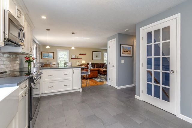 27 Aldrich Street, Litchfield, NH 03052