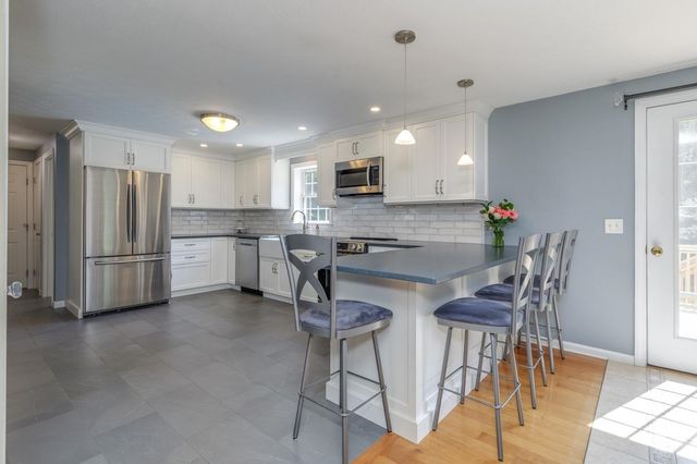 27 Aldrich Street, Litchfield, NH 03052