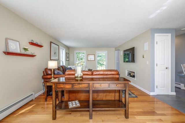 27 Aldrich Street, Litchfield, NH 03052