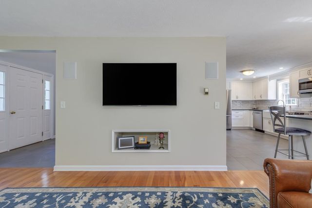 27 Aldrich Street, Litchfield, NH 03052