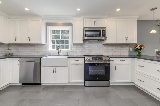 27 Aldrich Street, Litchfield, NH 03052
