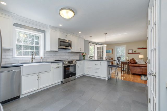 27 Aldrich Street, Litchfield, NH 03052