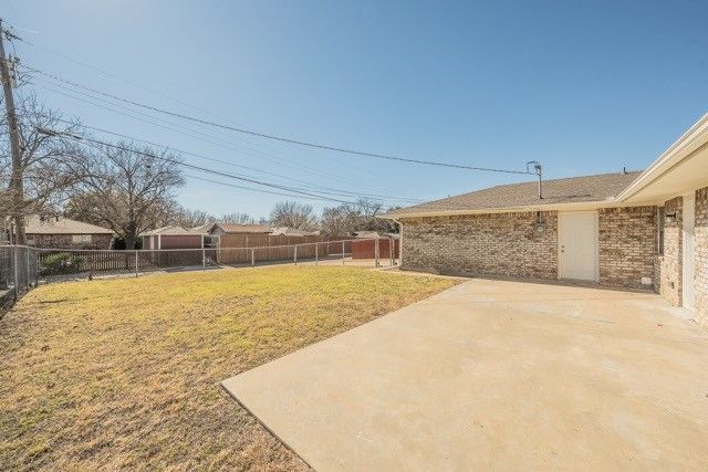 876 Dogwood Trail, Lancaster, TX 75146