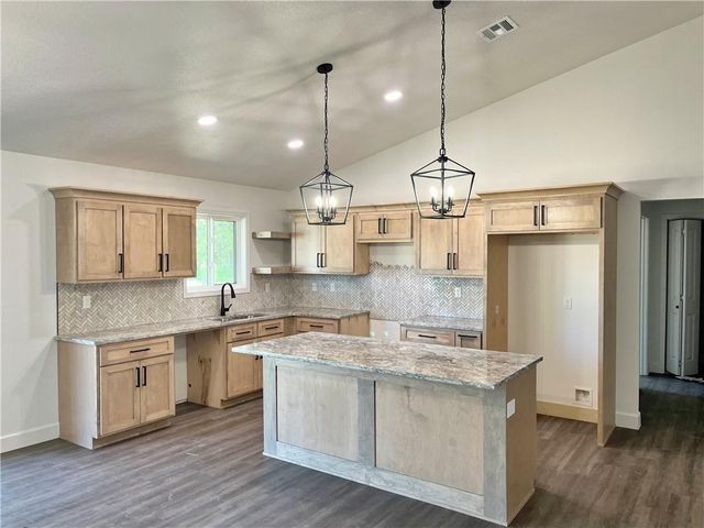 2101 E Cow Creek Lane, Pittsburg, KS 66762