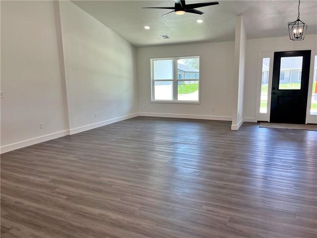 2101 E Cow Creek Lane, Pittsburg, KS 66762