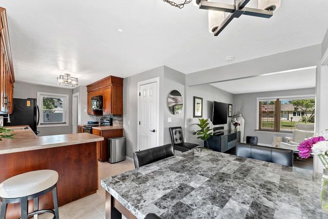 825 W MARQUETTE STREET, Appleton, WI 54914