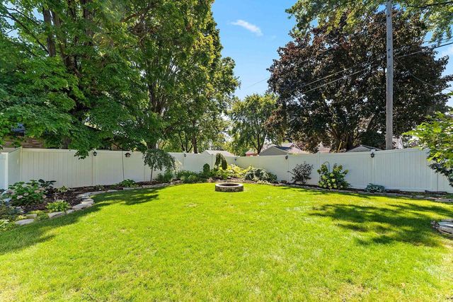 825 W MARQUETTE STREET, Appleton, WI 54914