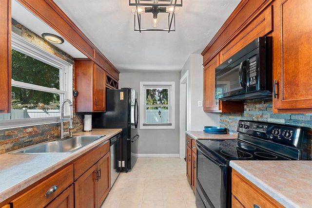 825 W MARQUETTE STREET, Appleton, WI 54914