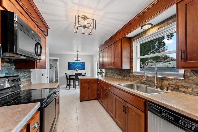 825 W MARQUETTE STREET, Appleton, WI 54914