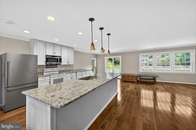 2729 CLARKES LANDING DR, Oakton, VA 22124