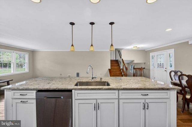 2729 CLARKES LANDING DR, Oakton, VA 22124