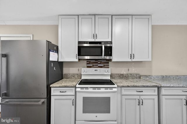2729 CLARKES LANDING DR, Oakton, VA 22124