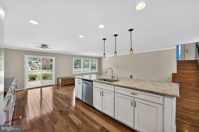 2729 CLARKES LANDING DR, Oakton, VA 22124