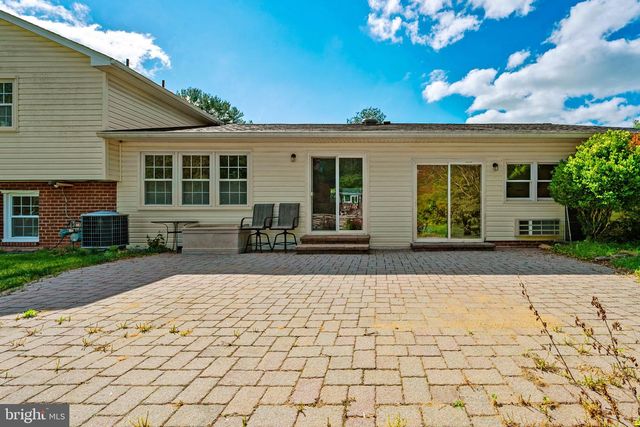 2729 CLARKES LANDING DR, Oakton, VA 22124