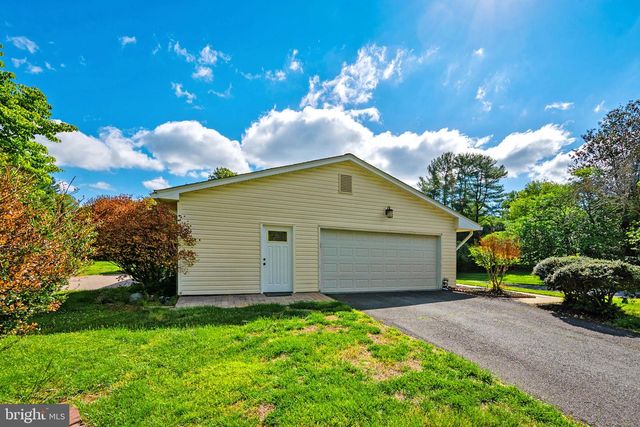 2729 CLARKES LANDING DR, Oakton, VA 22124