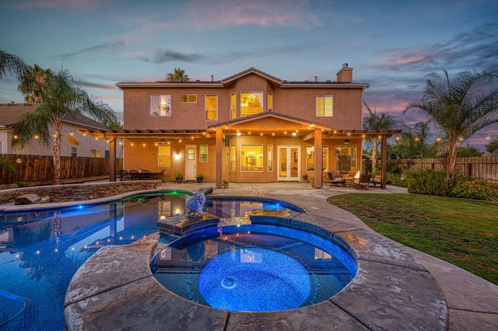 970 N Orangewood Avenue, Clovis, CA 93611