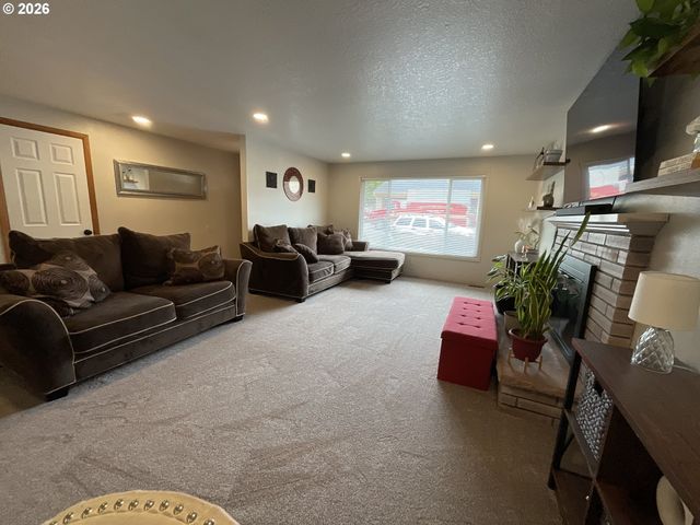 223 N 13TH Ave, Cornelius, OR 97113