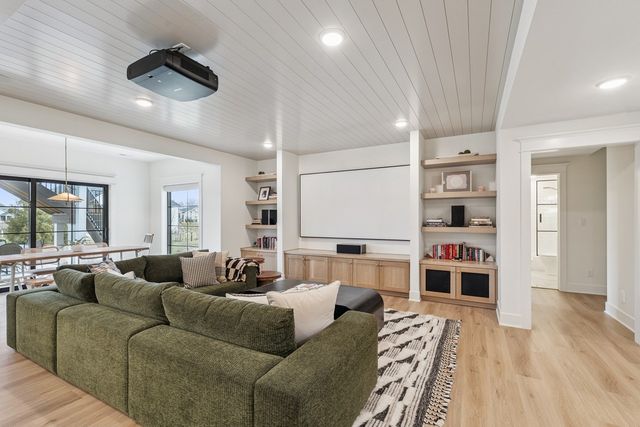 16109 Goodman Court, Urbandale, IA 50323