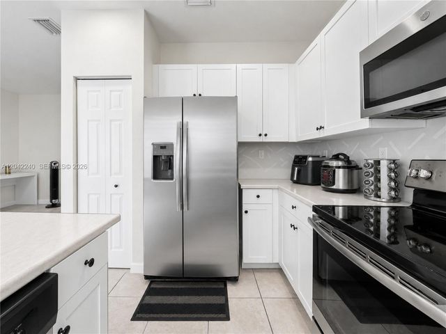 10604 W 33rd Ln, Hialeah, FL 33018