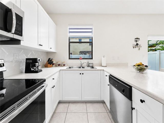 10604 W 33rd Ln, Hialeah, FL 33018