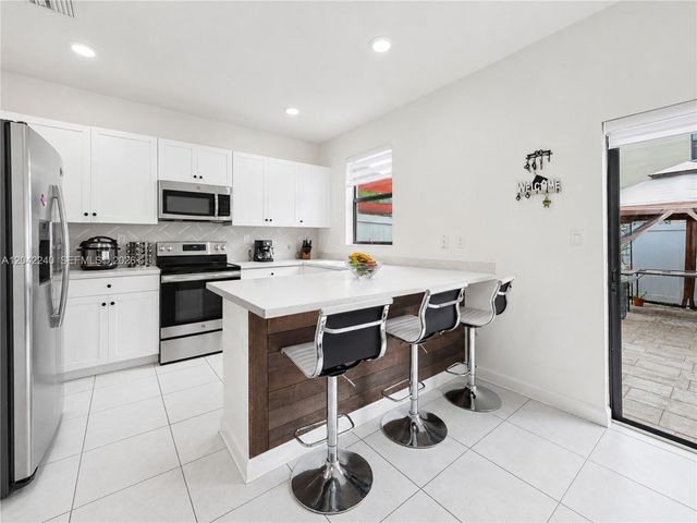 10604 W 33rd Ln, Hialeah, FL 33018
