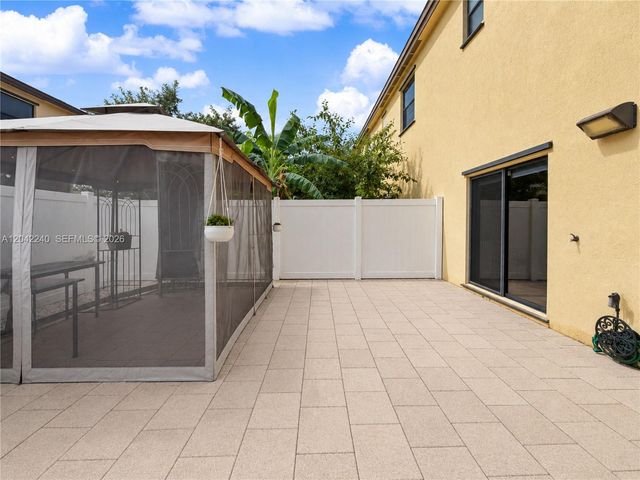10604 W 33rd Ln, Hialeah, FL 33018