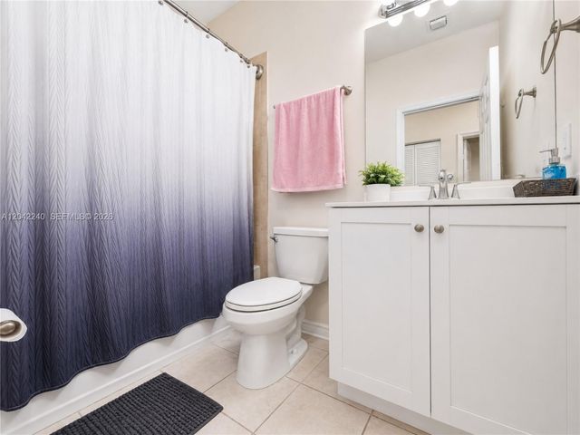 10604 W 33rd Ln, Hialeah, FL 33018