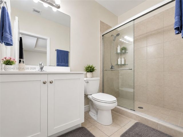 10604 W 33rd Ln, Hialeah, FL 33018