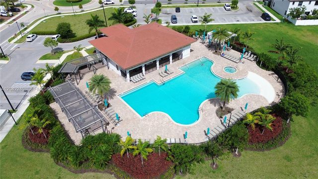 10604 W 33rd Ln, Hialeah, FL 33018