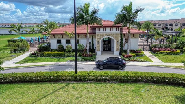 10604 W 33rd Ln, Hialeah, FL 33018