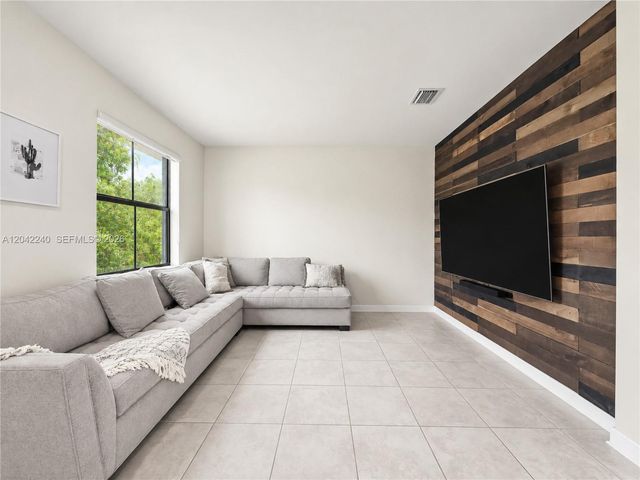 10604 W 33rd Ln, Hialeah, FL 33018