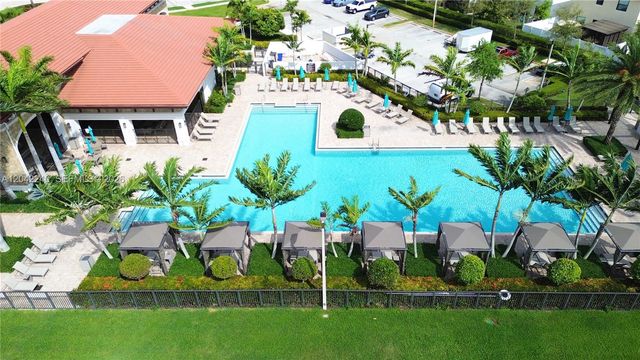 10604 W 33rd Ln, Hialeah, FL 33018