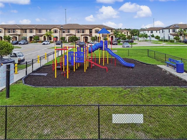 10604 W 33rd Ln, Hialeah, FL 33018