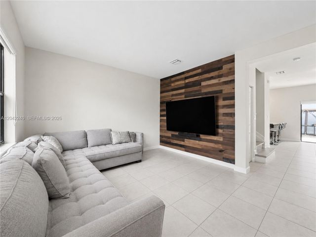 10604 W 33rd Ln, Hialeah, FL 33018