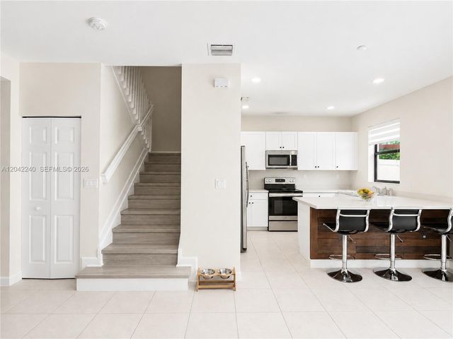 10604 W 33rd Ln, Hialeah, FL 33018