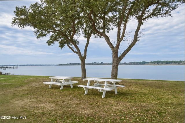 201 Snow Goose Lane, Newport, NC 28570