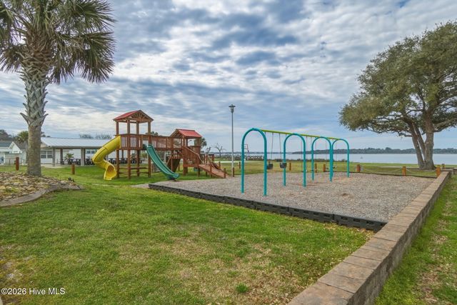 201 Snow Goose Lane, Newport, NC 28570