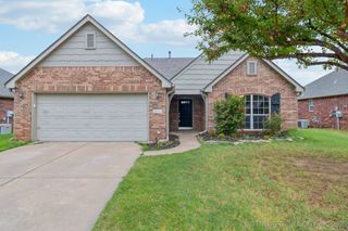 2011 W G Street, Jenks, OK 74037