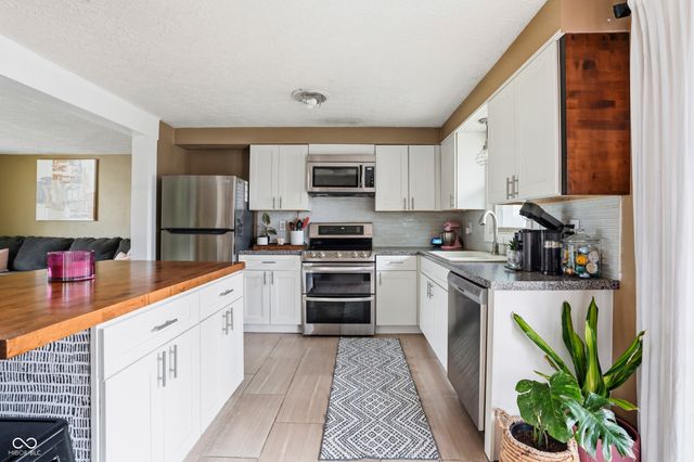 202 Cottonwood Drive, Anderson, IN 46012