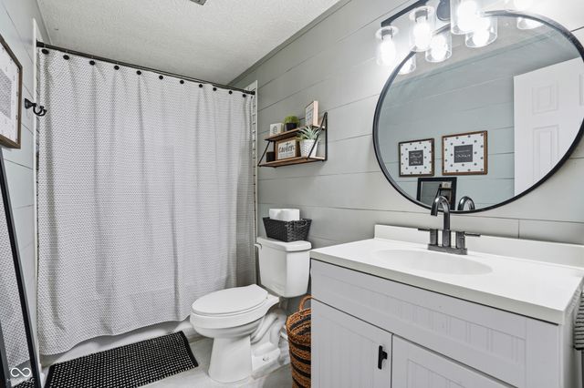 202 Cottonwood Drive, Anderson, IN 46012