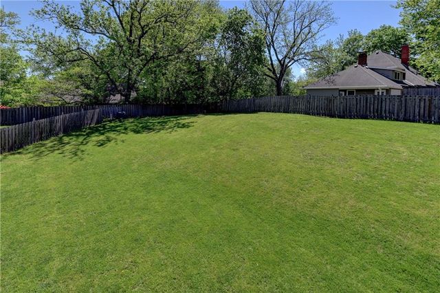 4523 Edgehill Street, Leavenworth, KS 66048