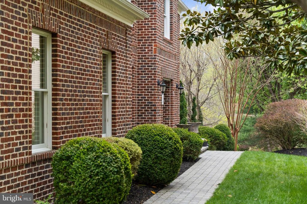 Image 3 of property listing at 8434 GOVERNOR RUN, Ellicott City, MD 21043