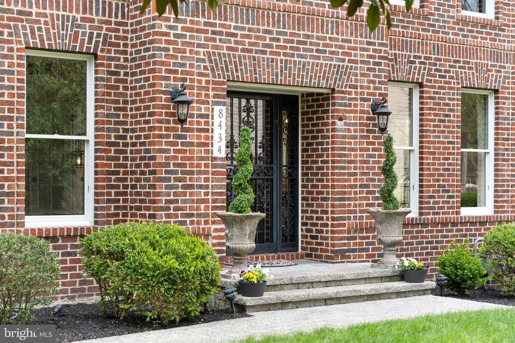 Image 4 of property listing at 8434 GOVERNOR RUN, Ellicott City, MD 21043