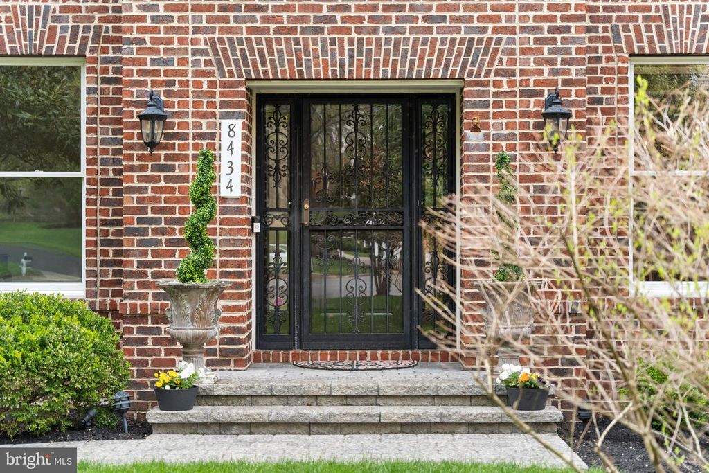 Image 5 of property listing at 8434 GOVERNOR RUN, Ellicott City, MD 21043