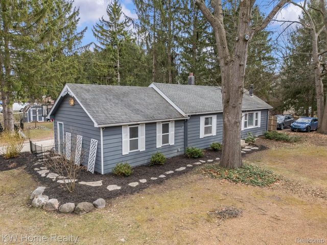 4215 Newton Road, Commerce Charter Township, MI 48390