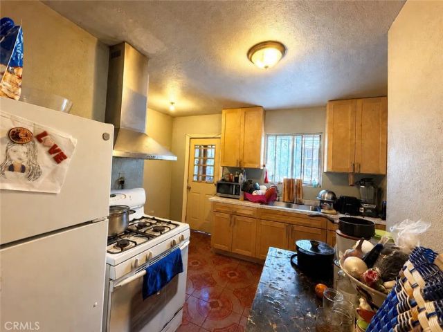 7833 Crocker, Los Angeles, CA 90003