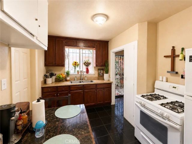 7833 Crocker, Los Angeles, CA 90003