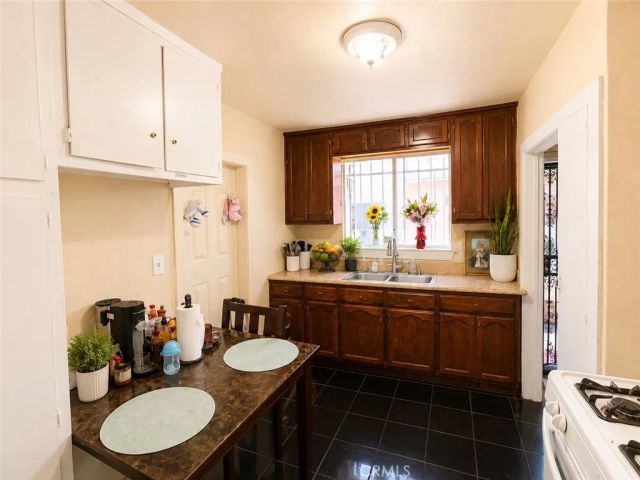 7833 Crocker, Los Angeles, CA 90003