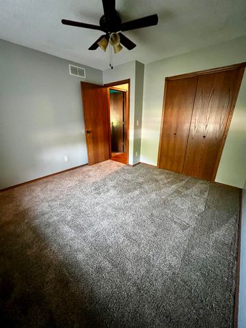 8905 N Ridgewood Ln, Park City, KS 67147