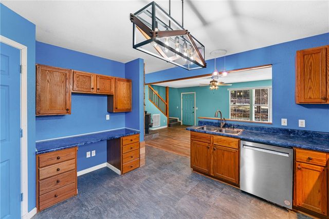 80 County Road 2560, Eureka Springs, AR 72631